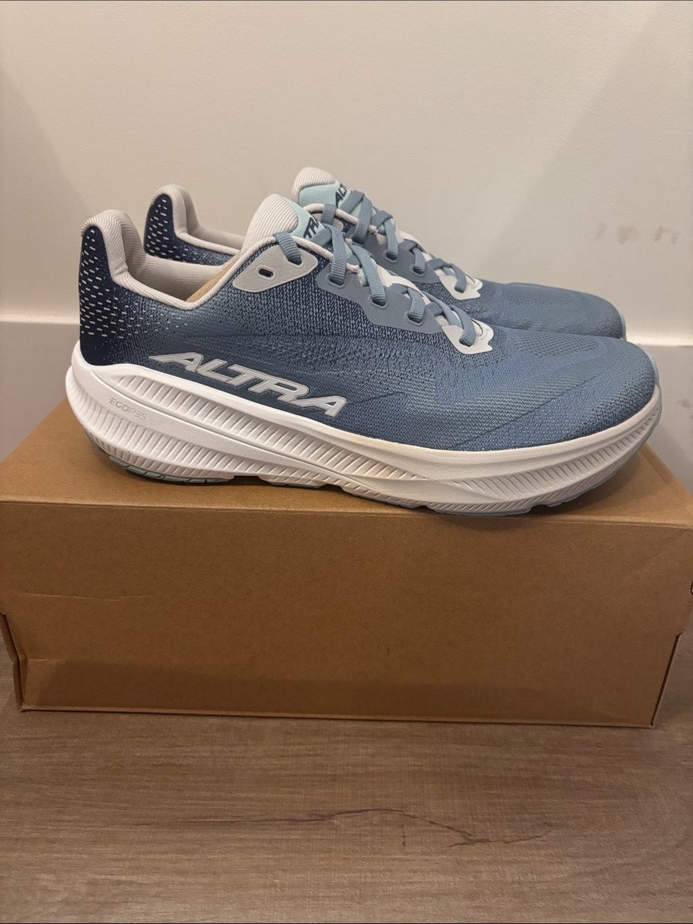 Altra Women’s Experience FLOW 3 light blue size 10.5 new with box